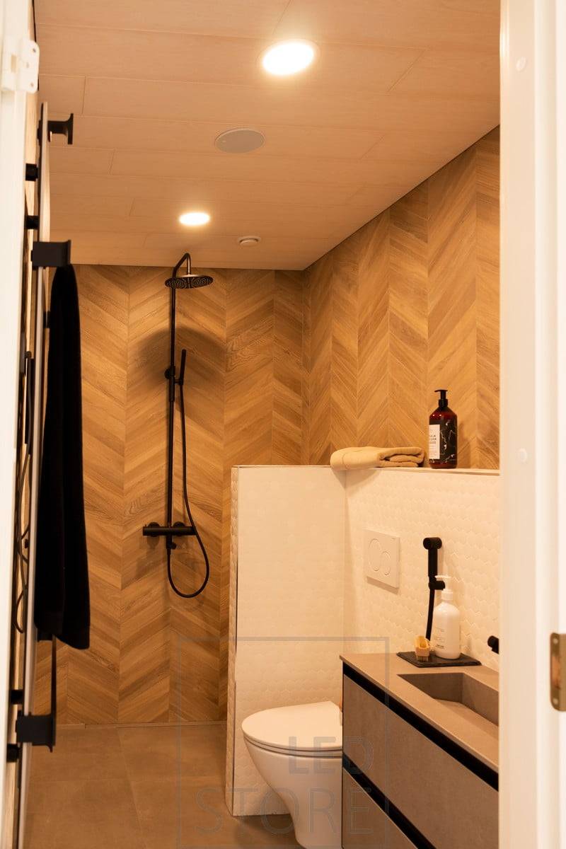 Les plafonds modernes éclairent agréablement la salle de bains et, grâce à leur design minimaliste, ils n'attirent pas trop l'attention. Ledstore.fi